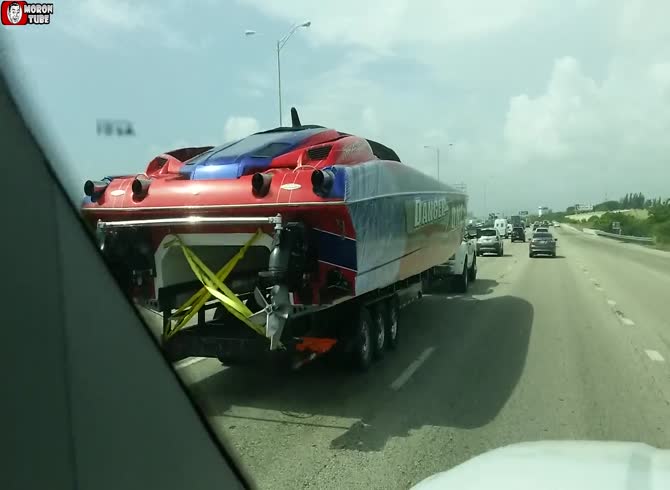 Video :A speedboat crosses in front of him on the roadway